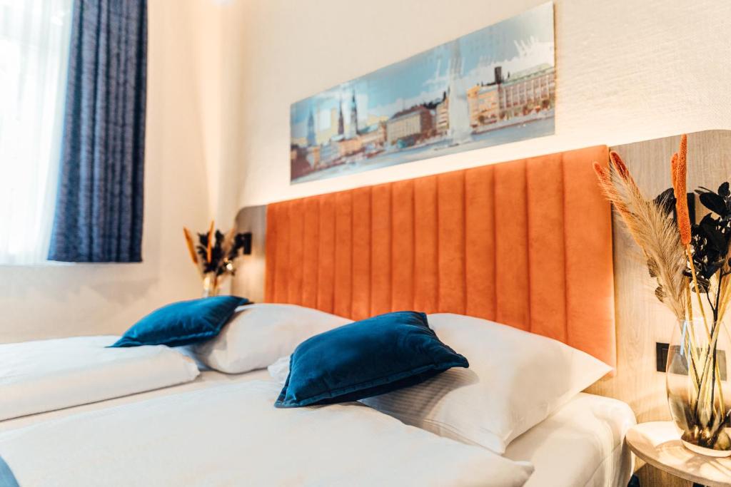 Postel nebo postele na pokoji v ubytování Hotel Commerz Hamburg