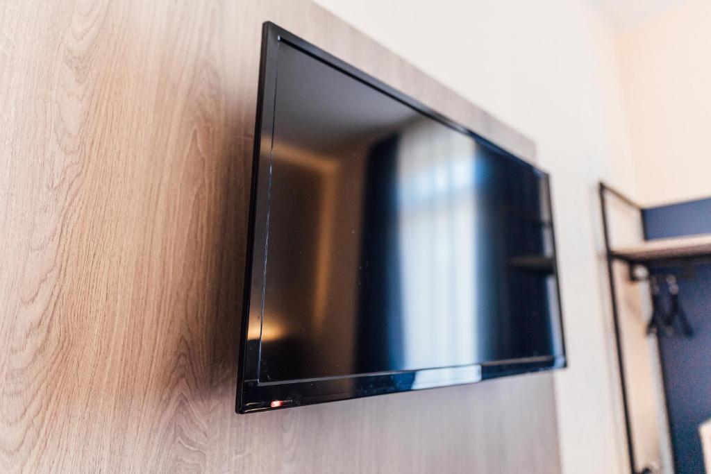 TV a/nebo společenská místnost v ubytování Hotel Commerz Hamburg