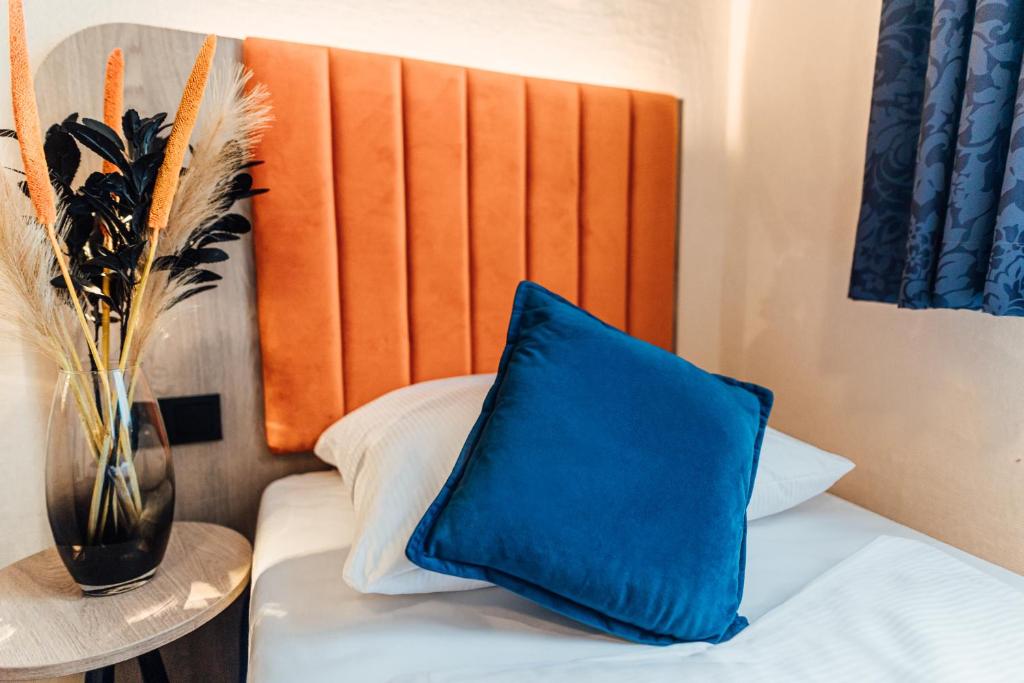 Postel nebo postele na pokoji v ubytování Hotel Commerz Hamburg