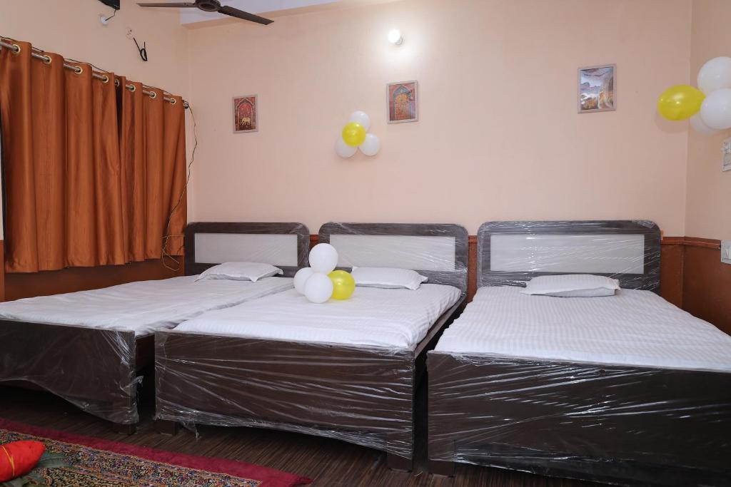 Postel nebo postele na pokoji v ubytování Swastik Guest House