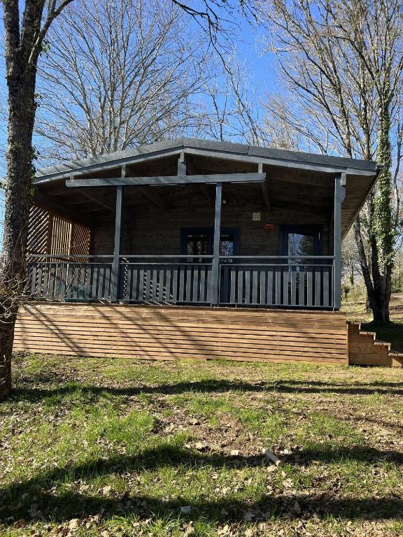 Cette grande maison dispose d'une terrasse couverte. dans l'établissement le domaine de la grande veyiere, à Molières
