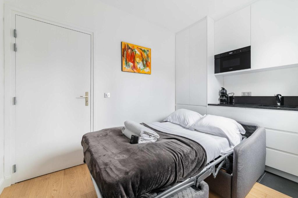 un lit d'hôpital dans une pièce avec cuisine dans l'établissement Studio cosy metro pereire paris 17 - 2P, à Paris
