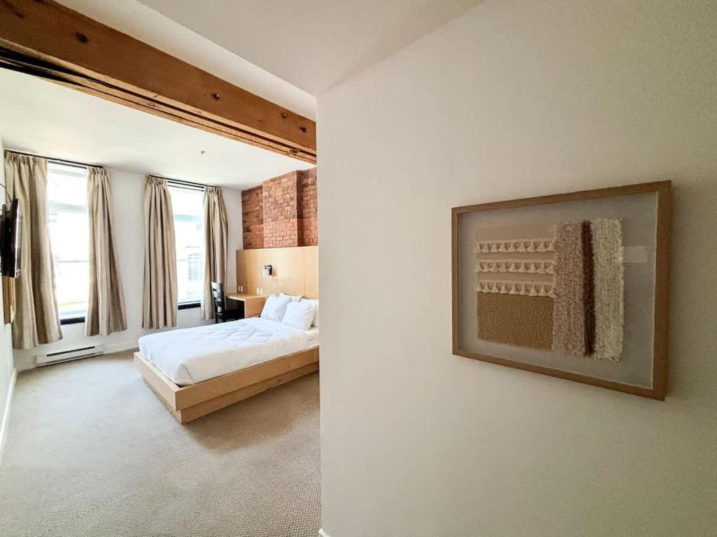 Ένα ή περισσότερα κρεβάτια σε δωμάτιο στο Queen Room at The Franklin Hotel Downtown on Water Street