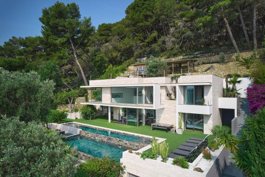 une vue aérienne d'une maison avec piscine dans l'établissement Cannes - Modern villa with 180° sea view, à Vallauris