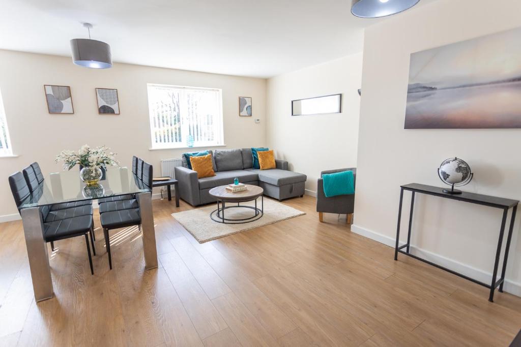 Et opholdsområde på Modern 2 Bedroom Apartment in Kidlington, Near Oxford Airport & Blenheim Palace