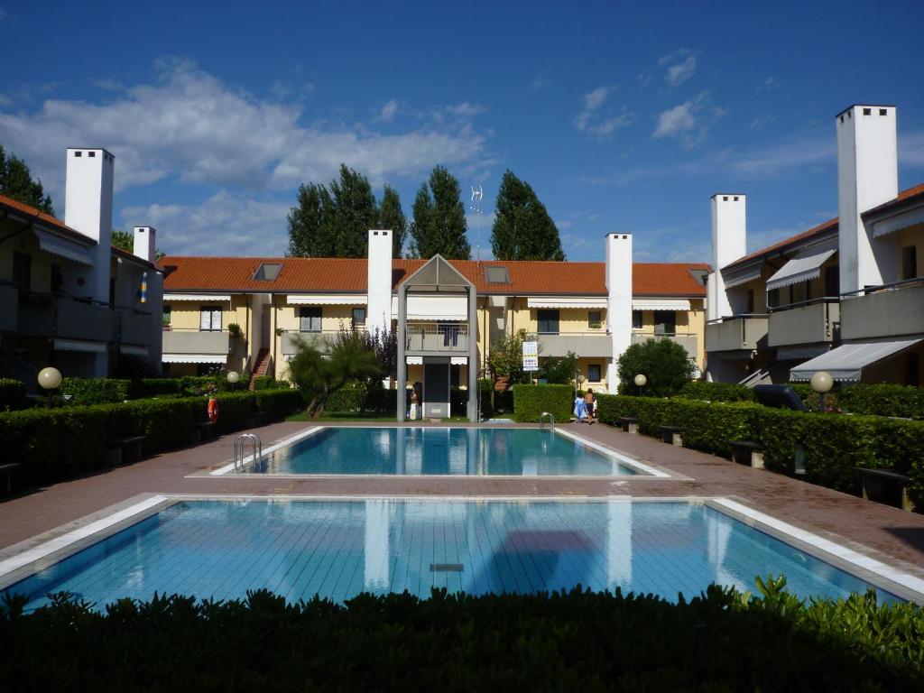 a large swimming pool in front of a building at Tamerici in Cavallino-Treporti