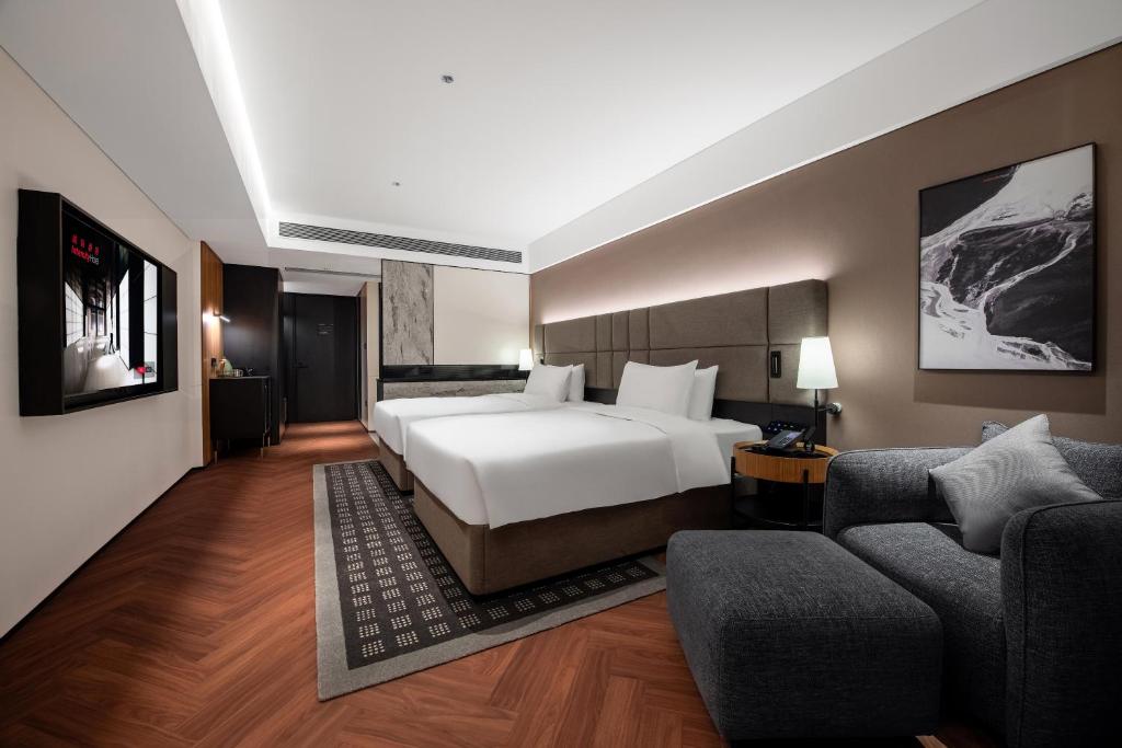 Postel nebo postele na pokoji v ubytování Intercity Hotel Hangzhou West Lake Wulin Plaza