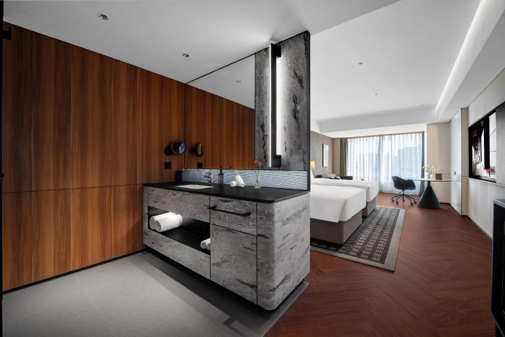 Postel nebo postele na pokoji v ubytování Intercity Hotel Hangzhou West Lake Wulin Plaza