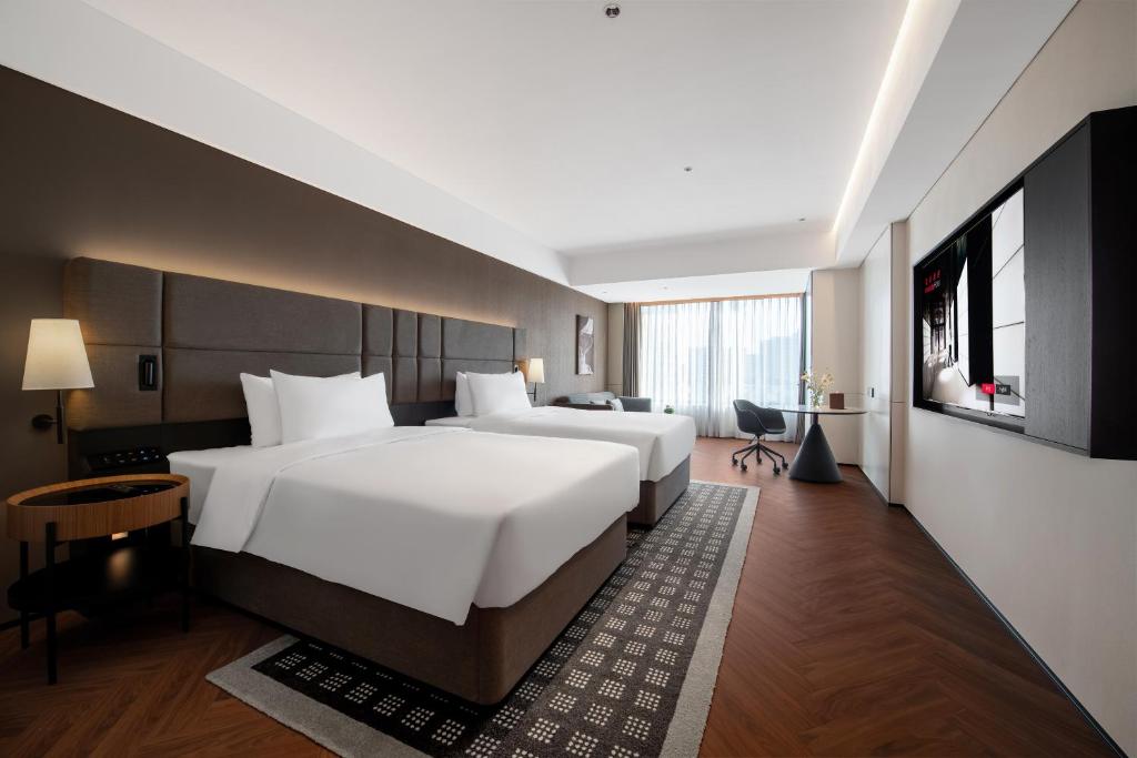 Postel nebo postele na pokoji v ubytování Intercity Hotel Hangzhou West Lake Wulin Plaza