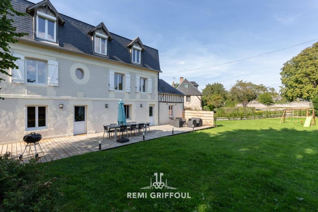 - une vue extérieure sur une maison avec une grande cour dans l'établissement La Maison Josélise 4 Family & Countryside 10 guests, à Pennedepie