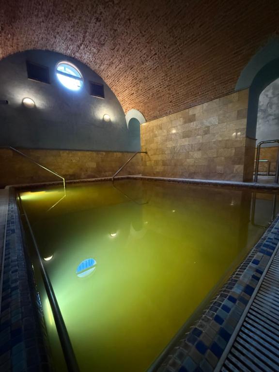 Bazén v ubytování Hotel Balneario de Graena nebo v jeho okolí