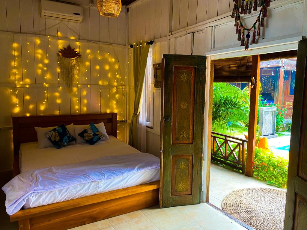 Postel nebo postele na pokoji v ubytování Lotus & Teak Villas