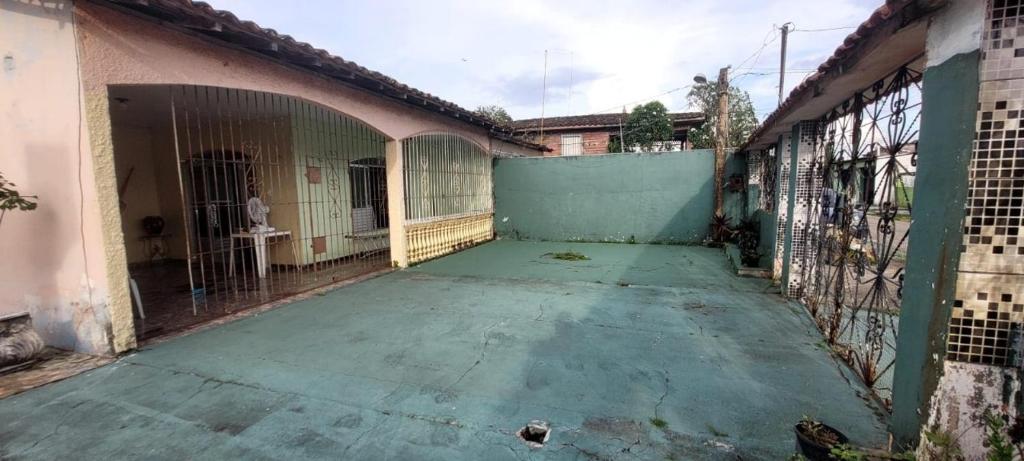 ein leerer Innenhof eines Hauses mit einem Zaun in der Unterkunft Casa para Cop30 in Belém