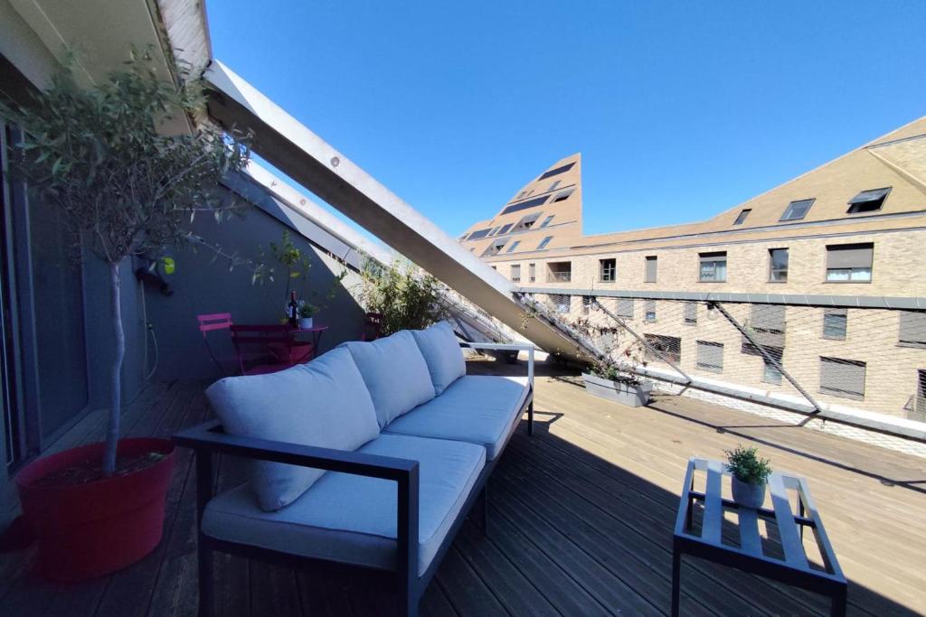 un canapé installé sur le balcon d'un immeuble dans l'établissement Apartment 2 rooms with terrace in Bordeaux, à Bordeaux