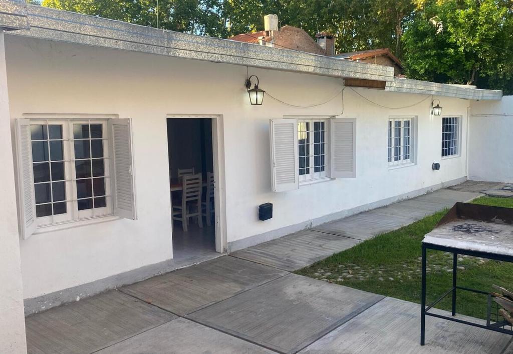 a white house with a door and a patio at Casa a 3 cuadras del centro in San Rafael