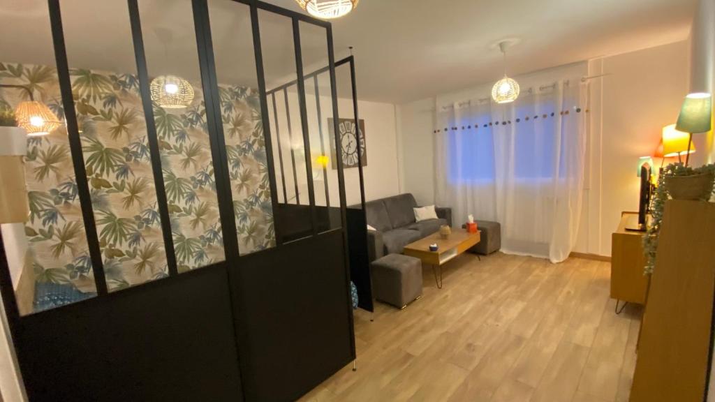 un salon avec un canapé et une chaise dans l'établissement Appartement proche plage, aéroport, tram, à Nice