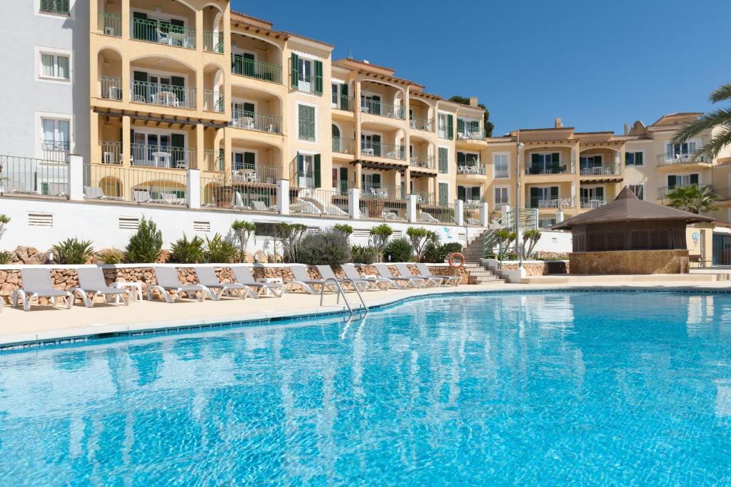 The swimming pool at or close to Aparthotel Ona Cala Pi Club