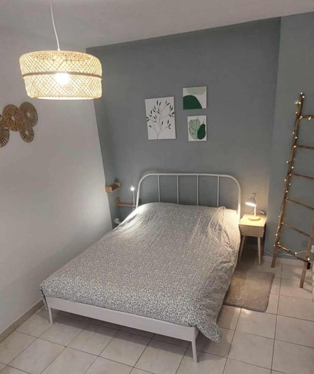 - une chambre avec un lit dans un dortoir doté d'une lampe dans l'établissement A l'aube des bains, à Lamalou-les-Bains