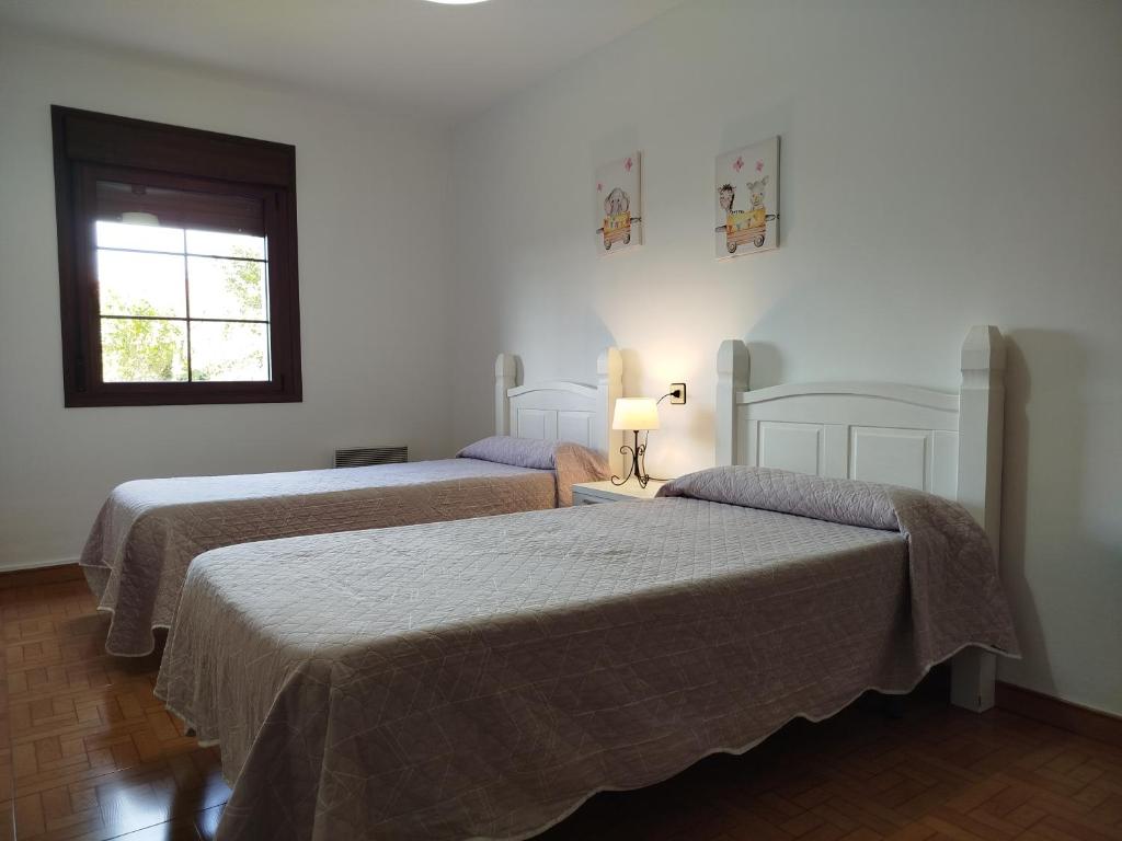 A bed or beds in a room at Apartamentos Rurales Inguanzo