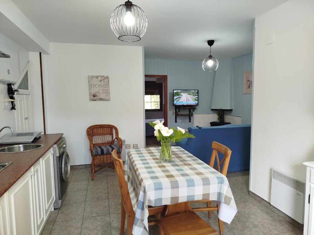 A kitchen or kitchenette at Apartamentos Rurales Inguanzo