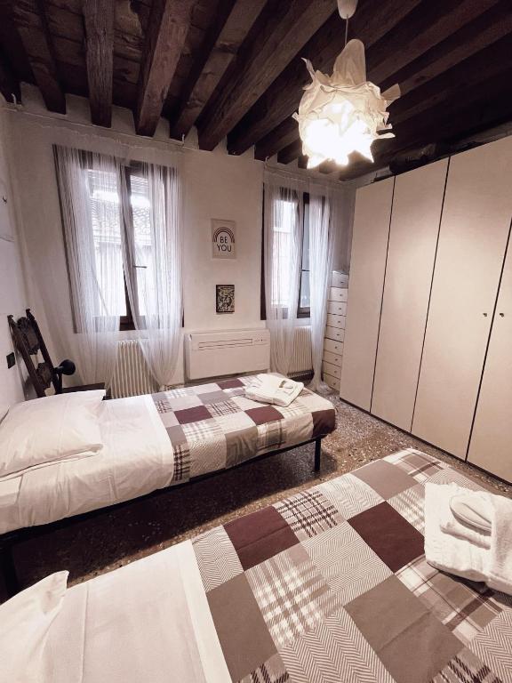 Łóżko lub łóżka w pokoju w obiekcie Ve-nice Suite Giuffa C4834