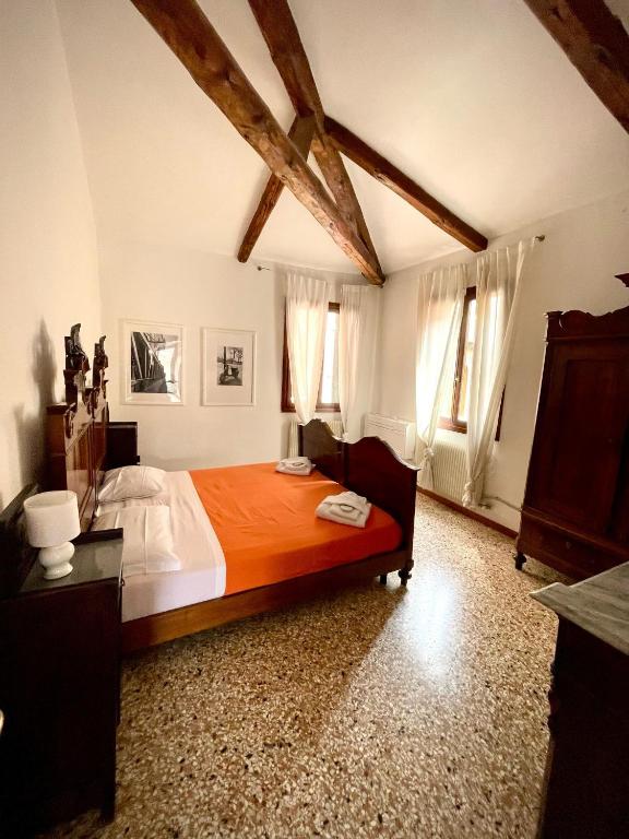 Łóżko lub łóżka w pokoju w obiekcie Ve-nice Suite Giuffa C4834