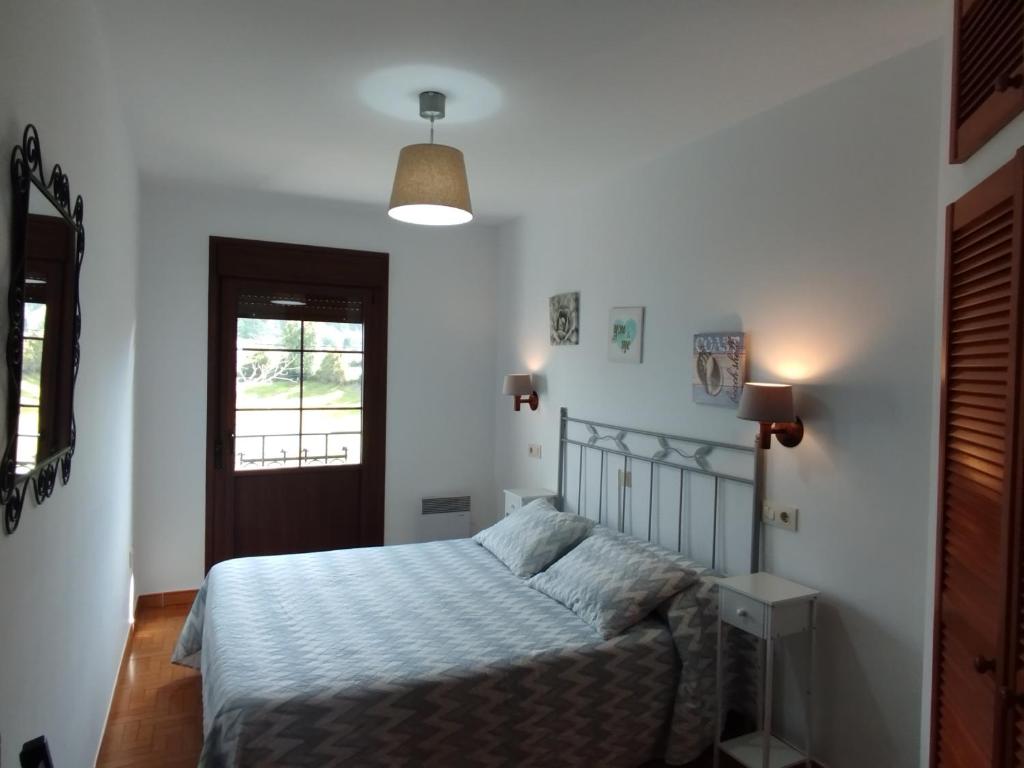 A bed or beds in a room at Apartamentos Rurales Inguanzo