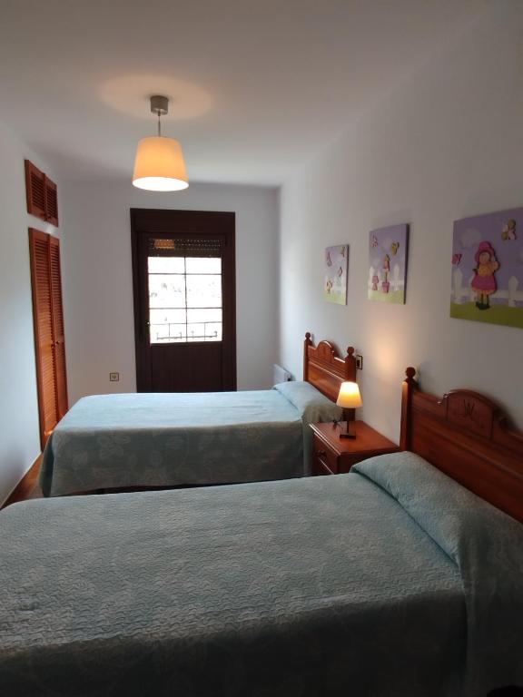 A bed or beds in a room at Apartamentos Rurales Inguanzo