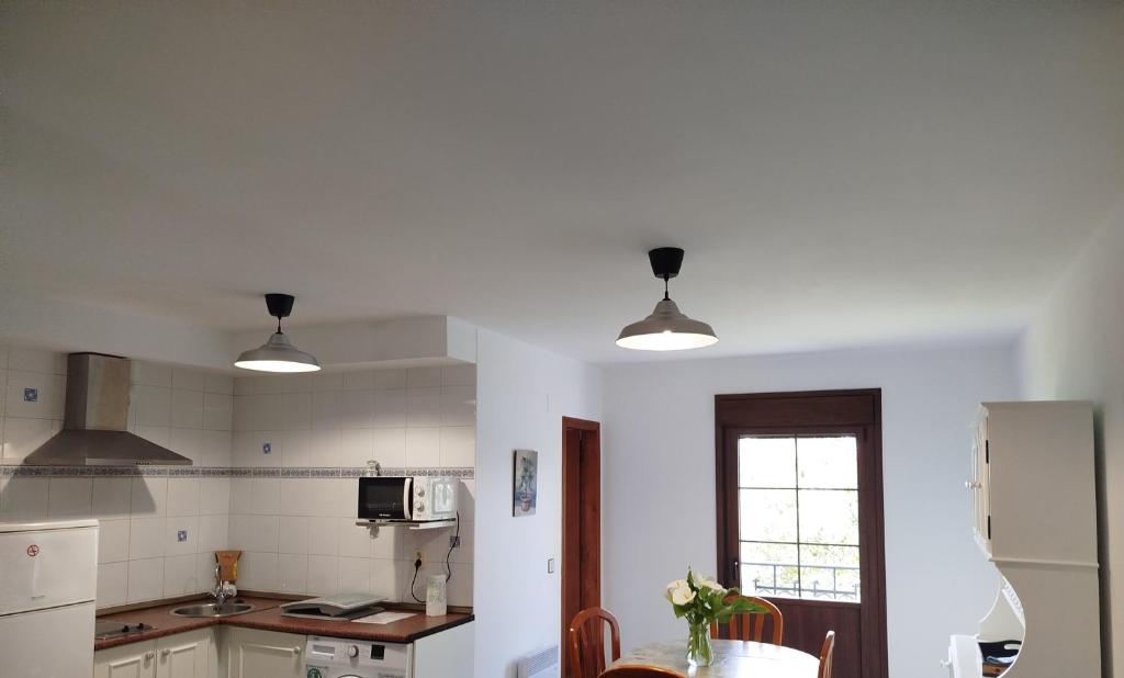 A kitchen or kitchenette at Apartamentos Rurales Inguanzo