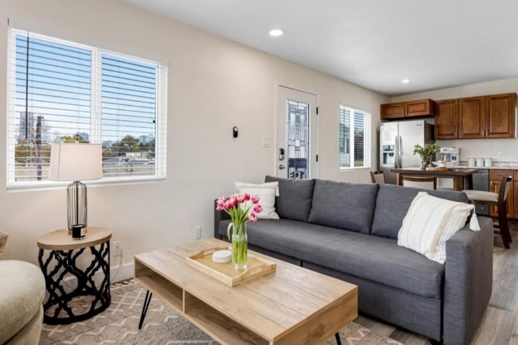 una sala de estar con un sofá y una mesa en Bridge Pool Spa Min to Downtown Freeways Beaches, en San Diego