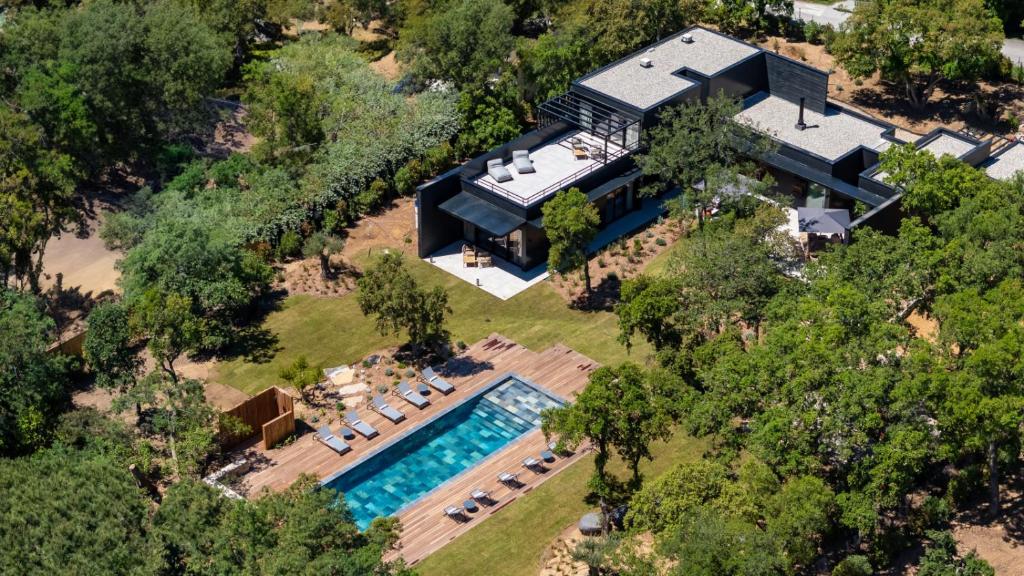 une vue aérienne d'une maison avec piscine dans l'établissement Villa Saphir, à Grimaud