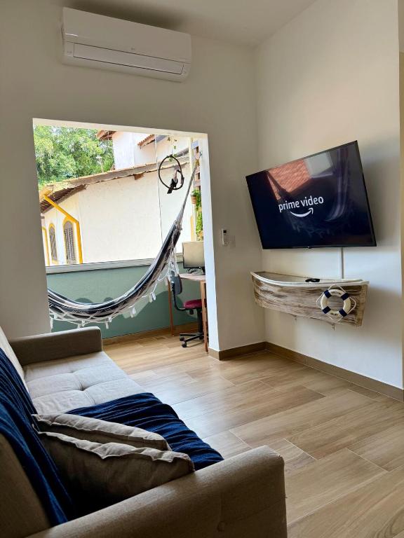Una televisión o centro de entretenimiento en Apartamento Ubatuba - Host Home