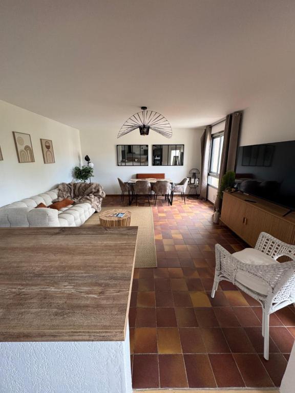 un salon avec un canapé et une table dans l'établissement La parenthèse, à Pamiers
