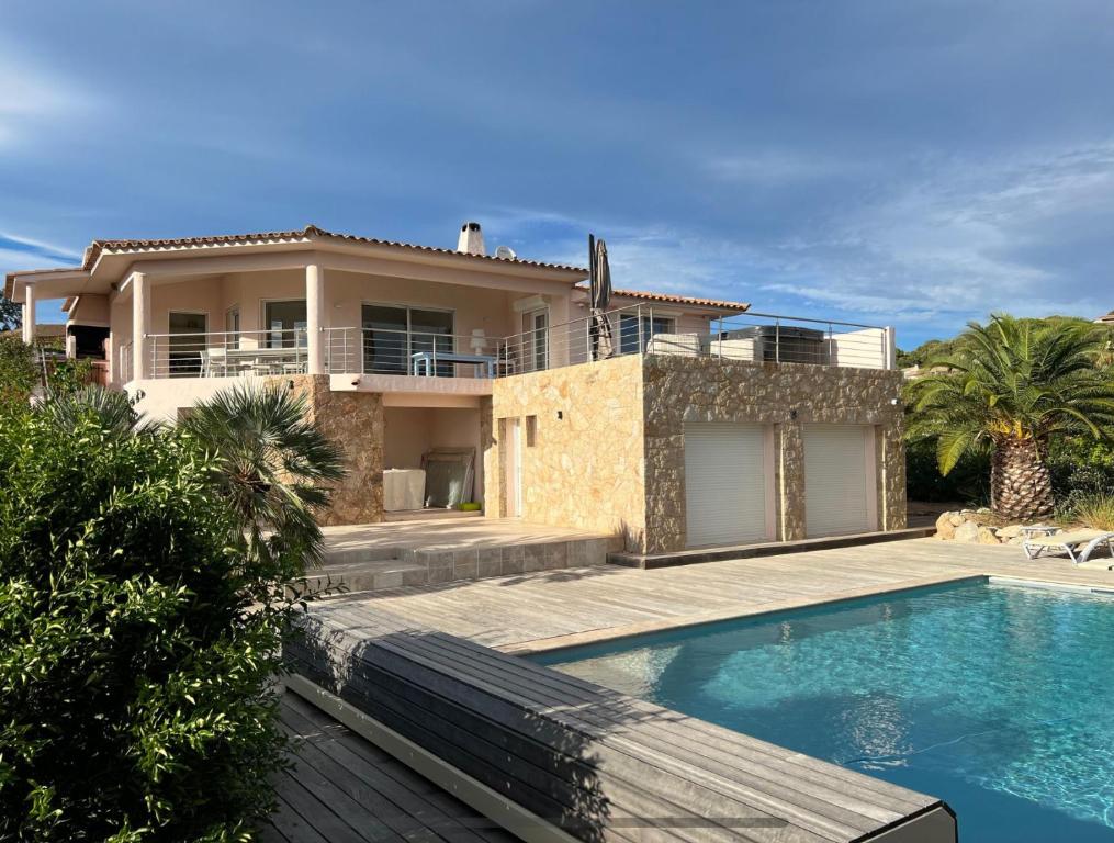 une maison avec une piscine devant dans l'établissement Villa Lorinadu Panoramic View of Sea and Mountain, à Zonza