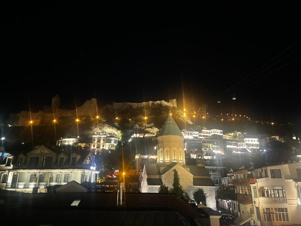 Nespecifikovaný výhled na destinaci Tbilisi nebo výhled na město při pohledu z hotelu