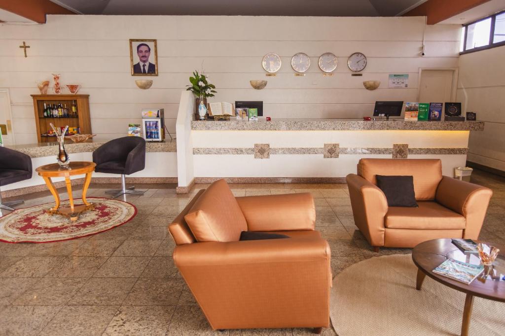 Uma área de estar em Hotel Golden Park Ribeirão Preto by Nacional Inn
