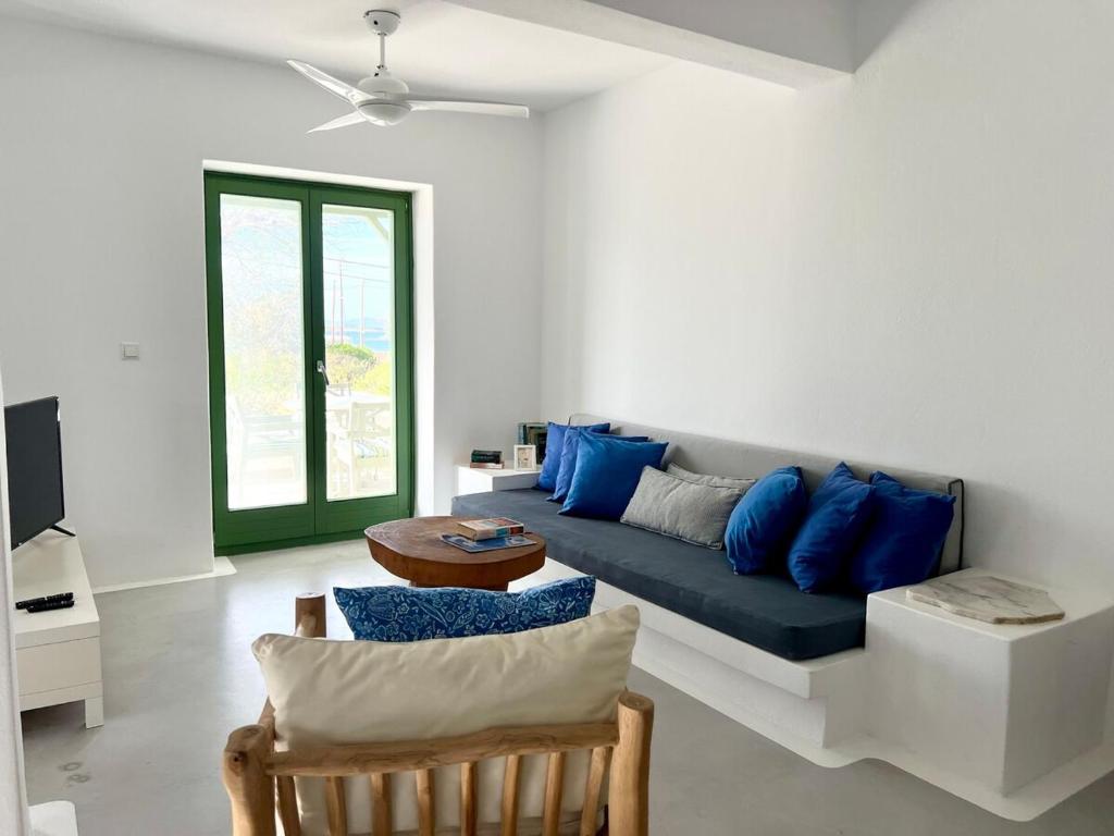 Ruang duduk di Naousa Paros Beach Front House