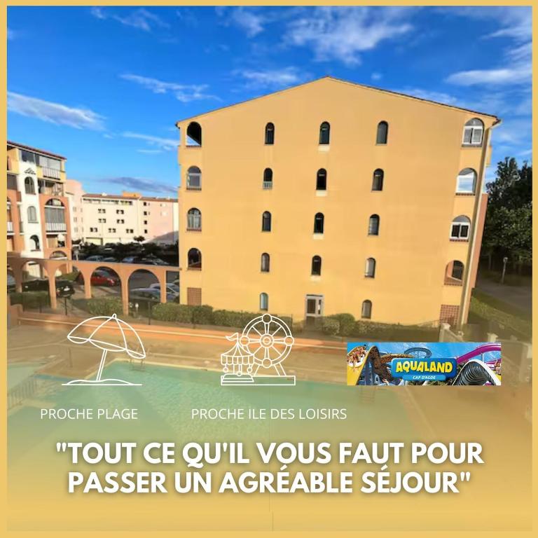 un panneau devant un grand bâtiment dans l'établissement Appartement avec piscine proche ile des loisirs, au Cap d'Agde