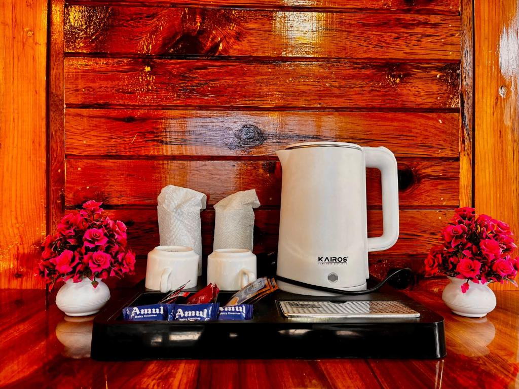 Příslušenství pro přípravu čaje a kávy v ubytování Naina Spring Resort, Manali - away from city hustle