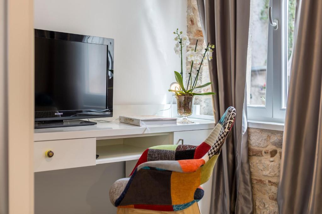 TV a/nebo společenská místnost v ubytování Centro di Centri Rooms