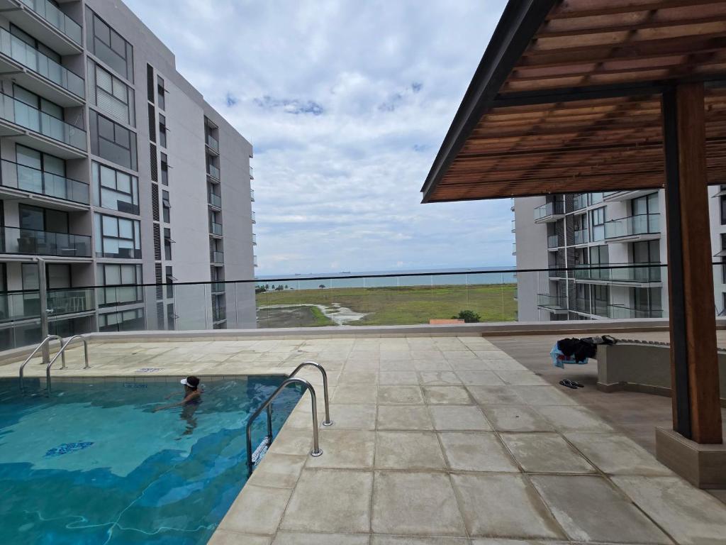 a swimming pool on the side of a building at Salinas del Mar Torre 4 Apt 903 - Moderno, equipado y a un suspiro del mar in Santa Marta