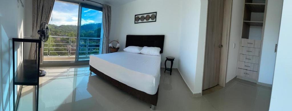 Una cama o camas en una habitación de Apartamento con Piscina y Vista panoramica Anapoima Centro