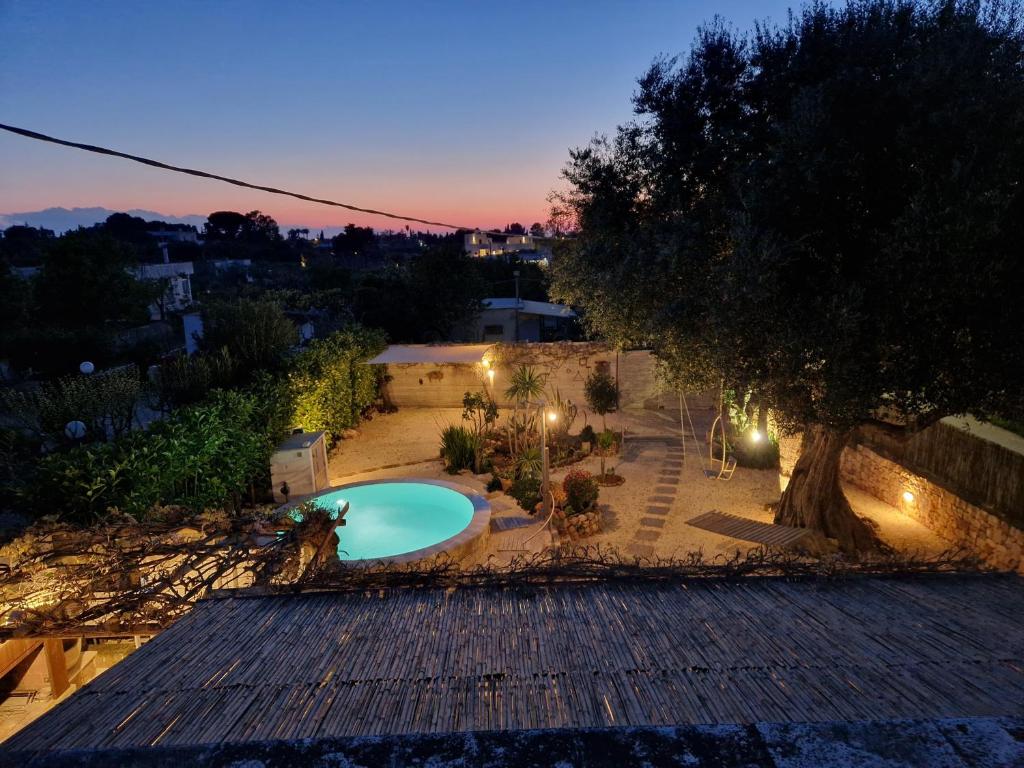 - une vue sur la cour et la piscine dans l'établissement Villa Anna Polignano, à Polignano a Mare