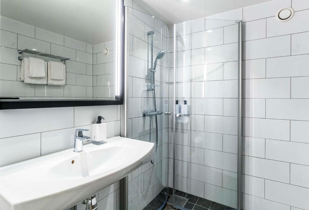 Koupelna v ubytování Scandic Grand Hotel