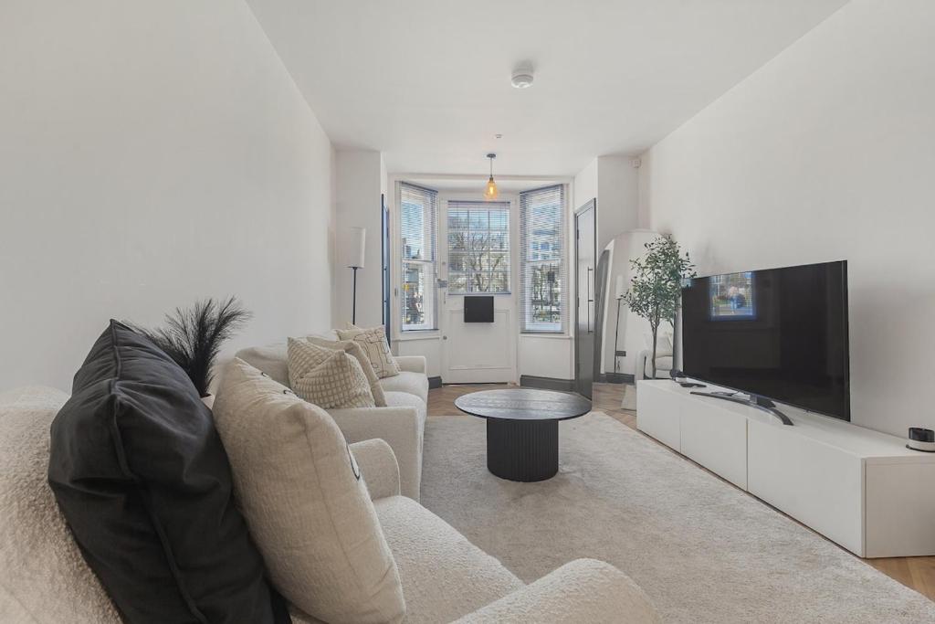 TV a/nebo společenská místnost v ubytování Gorgeous townhouse by the pier and Royal Pavillion Brighton