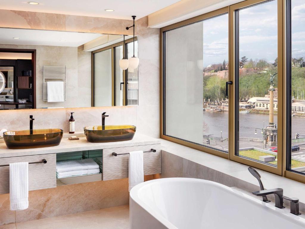 Koupelna v ubytování Fairmont Golden Prague