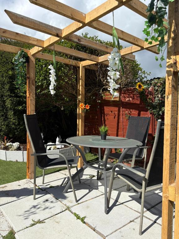 Patio nebo venkovní prostory v ubytování Superb Double Room near Airport - 3