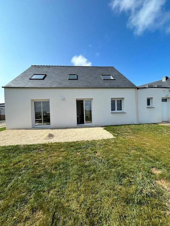 une grande maison blanche avec une cour dans l'établissement Maison familiale spacieuse à Plouguerneau avec jardin, à Plouguerneau