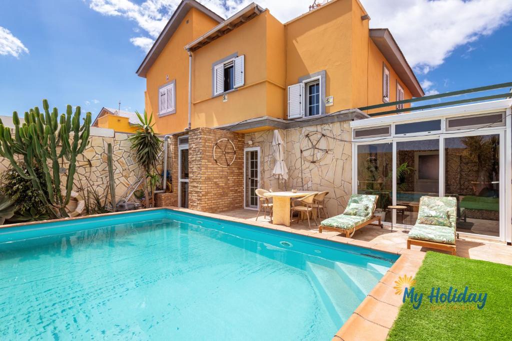 ein Swimmingpool vor einem Haus in der Unterkunft Casa Noray del Mar in Castillo del Romeral