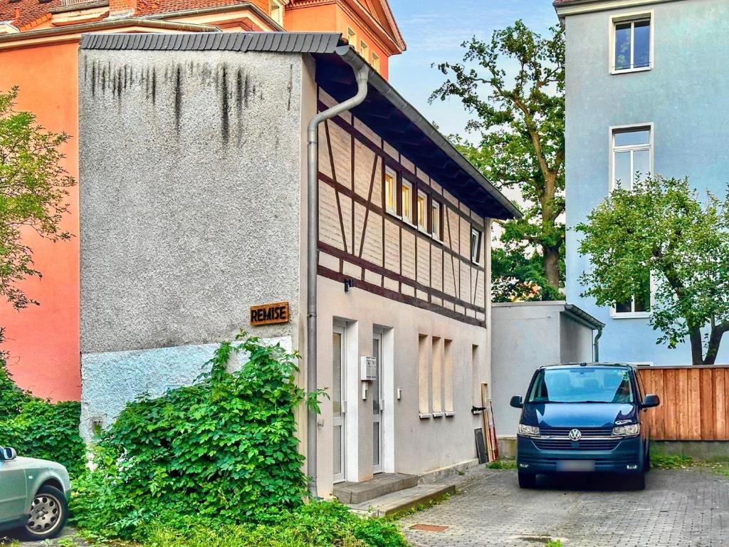 エアフルトにあるDIE REMISE mit kostenlosem Parkplatz direkt vor der Türの建物の前に駐車された車